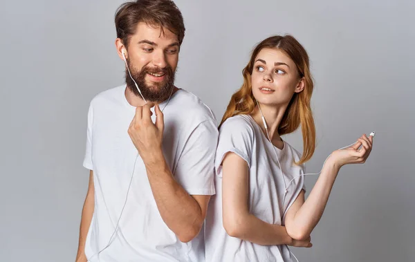 Veselý mladý pár v bílém trička komunikace radost přátelství — Stock fotografie
