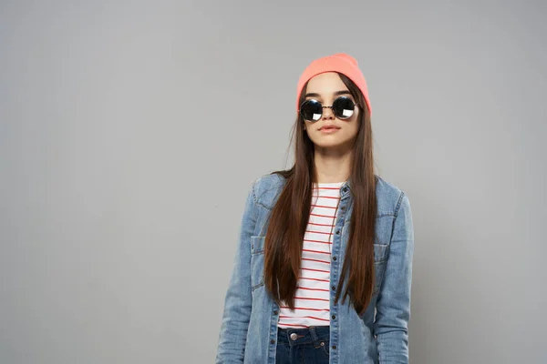 Mujer en rosa sombrero gafas de sol moda estilo moderno gris fondo — Foto de Stock