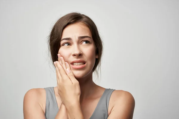 Mujer con dolor de muelas dolor dental problemas de salud — Foto de Stock