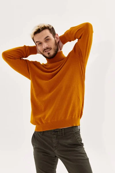 Hombre cogido de la mano detrás de su cabeza posando moda otoño estilo mens ropa estudio — Foto de Stock