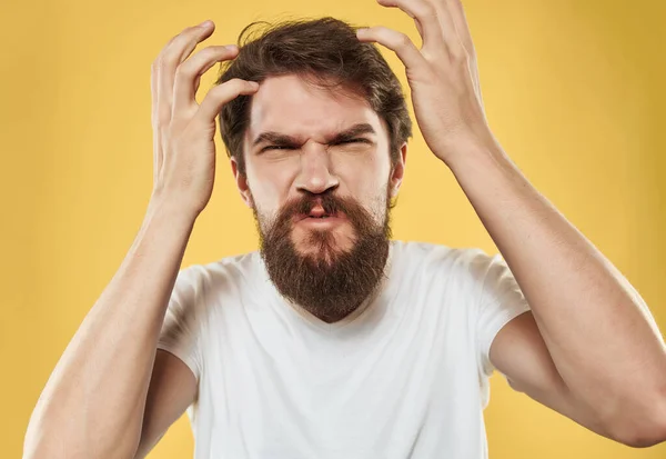 Emotionele man in een wit t-shirt hand gebaren woede Lifestyle — Stockfoto