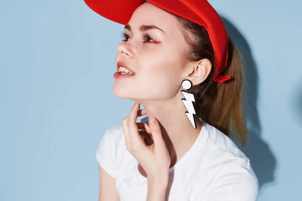 여성빨간 모자를 쓴 여름 의류 현대의 패션 스타일 — 스톡 사진