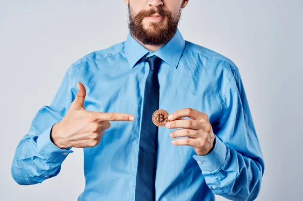 Hombre alegre con criptomoneda bitcoin gerente de finanzas oficina — Foto de Stock