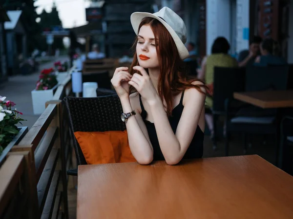 Красивая женщина в шляпе летнее кафе отдых дома образ жизни — стоковое фото