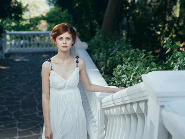 Gyönyörű görög nő fehér ruhában a parkban luxus mitológia hercegnő — Stock Fotó