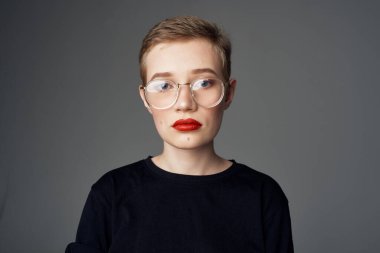 Siyah tişörtlü güzel bir kadın. Yaşam tarzı.