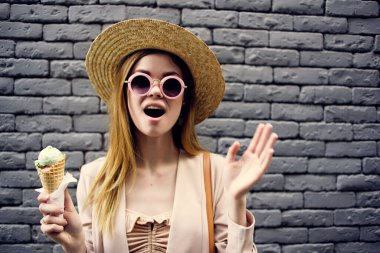 Dondurmalı şehir gezisi yapan çekici bir kadın.
