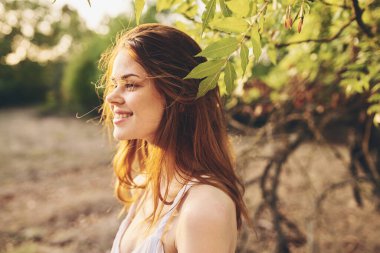 Güzel kadın büyüleyici doğa yaz pozu veriyor.