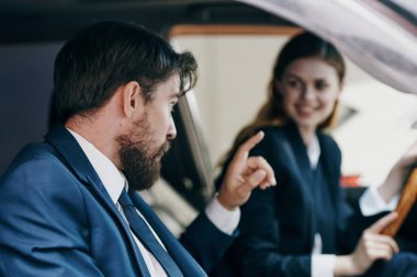 Kadın ve erkek araba kullanıyor. Yaşam tarzı.