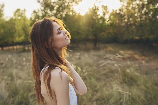 Vacker kvinna i vit klänning utomhus semester sommar — Stockfoto