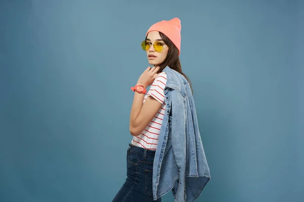 Modieuze vrouw in gestreept t-shirt moderne stijl zomerkleding — Stockfoto