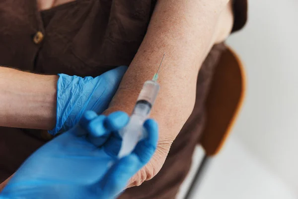 Egy lövés női kézbe vakcinázás covid-19 útlevél — Stock Fotó