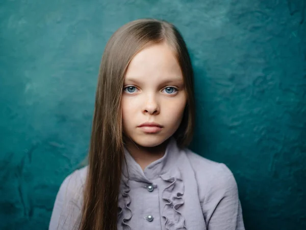 머리가 긴 옷을 입은 소녀는 우울 한 녹색 배경을 가지고 있다 — 스톡 사진