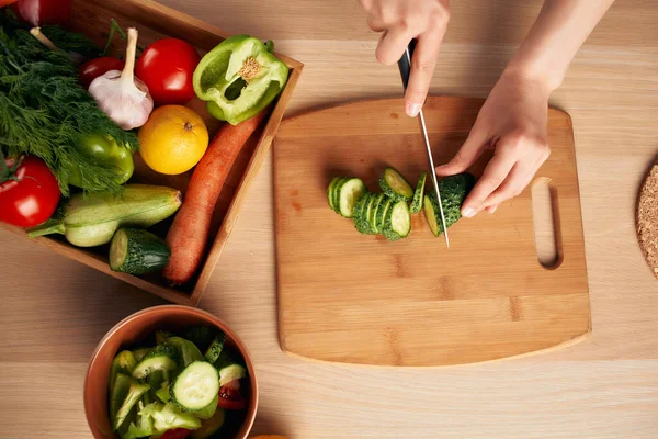 Tagliare verdure fresche su un tagliere cucina sana mangiare a casa — Foto Stock