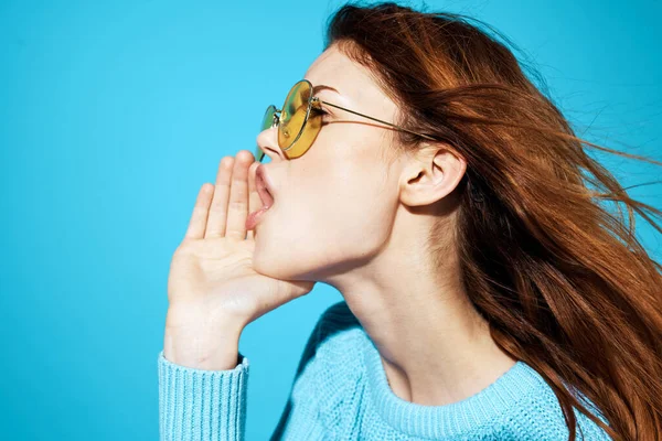 Mulher bonita em óculos de moda fundo azul — Fotografia de Stock