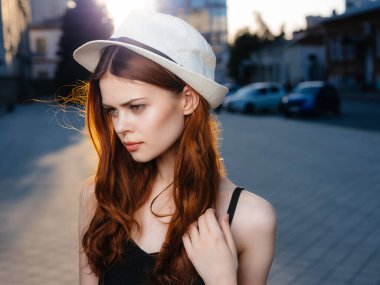 Güzel bir kadın dışarıda yürüyor, dinleniyor, duygular içinde.