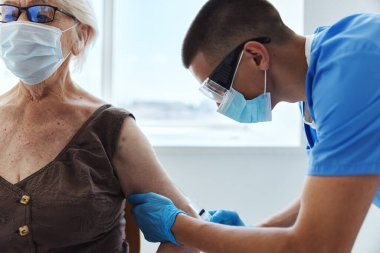 Şırıngalı doktor covid-19 pasaport pandemik koronavirüsü