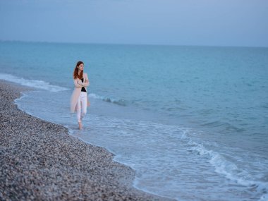 Okyanusta yürüyen bir kadın.