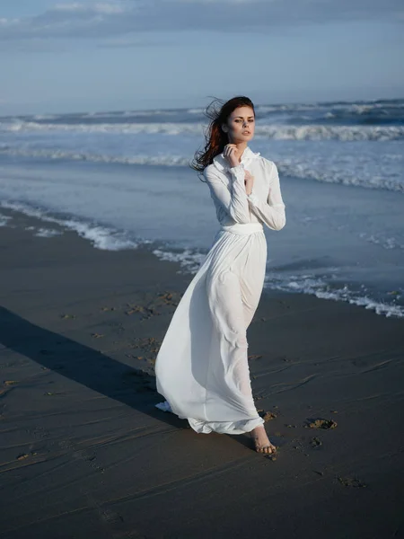 Γυναίκα σε λευκό φόρεμα με τα πόδια ξυπόλητη στην άμμο του ωκεανού φρέσκα αεροπορικά ταξίδια — Φωτογραφία Αρχείου