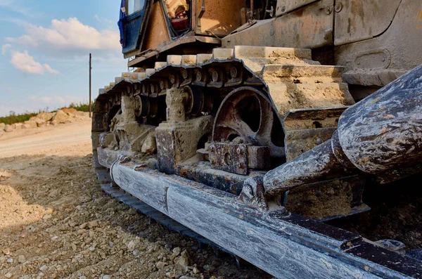Trabalhando grande máquina escavadeira chão nivelamento construção — Fotografia de Stock