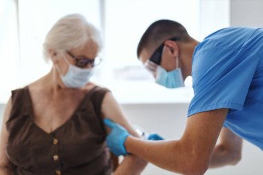 Doktor hasta aşısına iğne yapıyor pasaport bağışıklık sistemi güvenli.