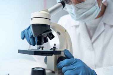Kadın laboratuvar asistanı mikroskop araştırma bilimi