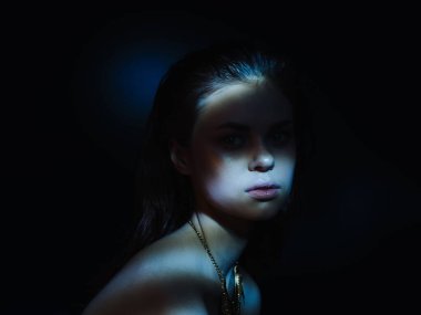 Güzel kadın vücut cazibesine sahip karanlık oda ışığı