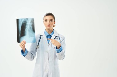 Beyaz önlüklü doktor. Hasta taraması.