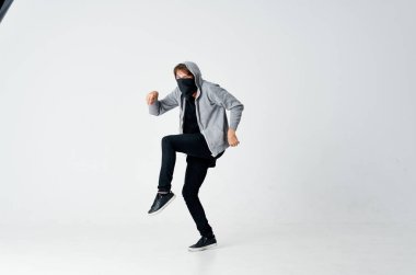 Maskeli bir adam yüzünü gizliyor. Kimliği belirsiz bir hırsız.