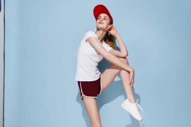 Kırmızı şapkalı kadın. Yaz kıyafetleri. Modern moda.