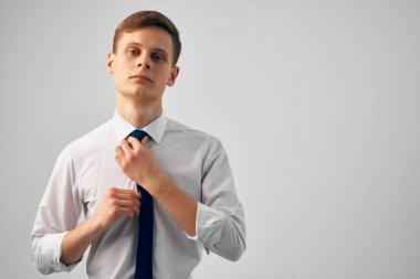 Kravatlı, kendine güvenen başarılı bir girişimci.