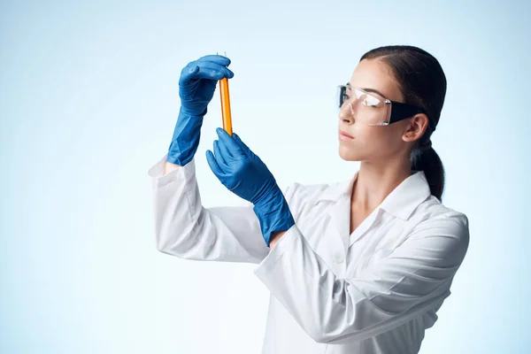 Laboratório feminino assistente de pesquisa tecnologia experimento profissional — Fotografia de Stock