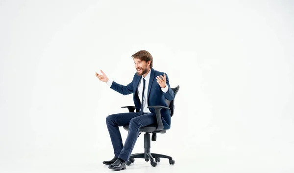 Homme d'affaires émotionnel dans la chaise de bureau fond de lumière de travail — Photo