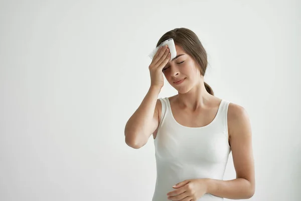 Donna con mal di testa tenendo il velo all'angolo emicrania — Foto Stock