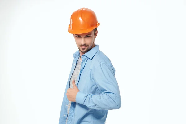 Человек в оранжевом шлеме Профессиональная работа изолированный фон — стоковое фото