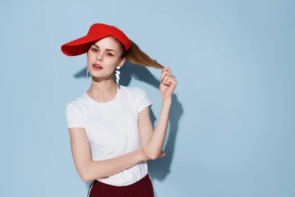 Joyeuse jeune femme en casquette rouge style d'été Glamor studio — Photo