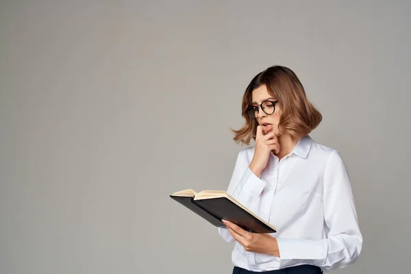 Mujer alegre en camisa blanca documentos oficina gerente estudio —  Fotos de Stock