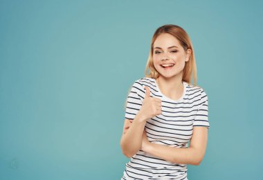 Çizgili tişörtlü sarışın kız. Duyguları olan. Eğlenceli bir hayat tarzı.