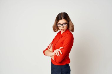 Kırmızı gömlekli kadın. Resmi belge müdürü.