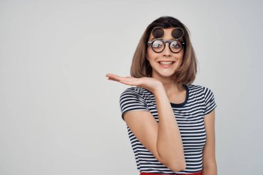 Çizgili tişörtlü neşeli kadın arka planda kırpılmış