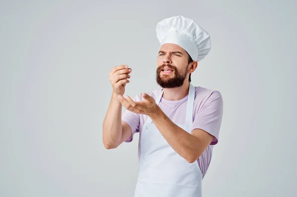 有感情的厨师用手做手势在餐饮业工作 — 图库照片