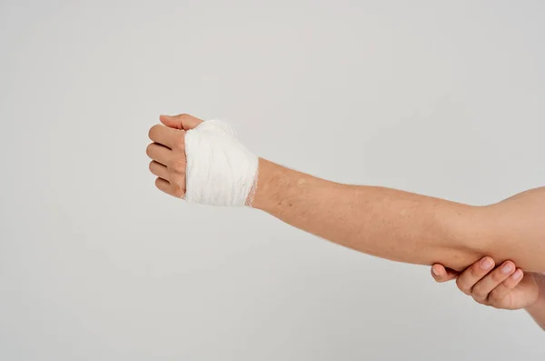 Чоловічий пацієнт перев'язаний рука травма пальців госпіталізація легкий фон — стокове фото
