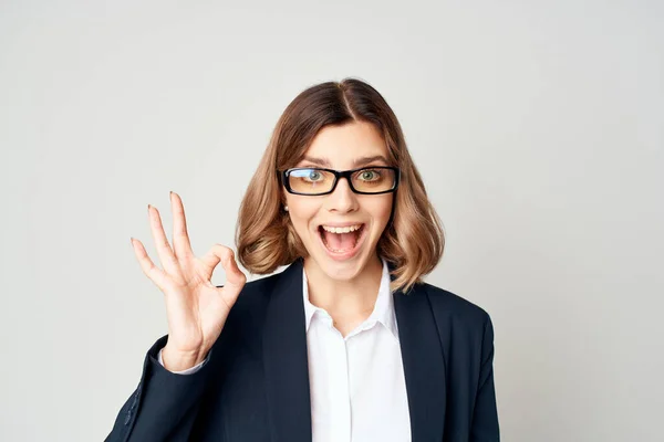 Üzleti nő visel rövid hajú szemüveg érzelmek fény háttér — Stock Fotó