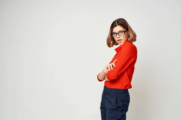 Hübsche Geschäftsfrau mit Brille posiert für Job Manager — Stockfoto