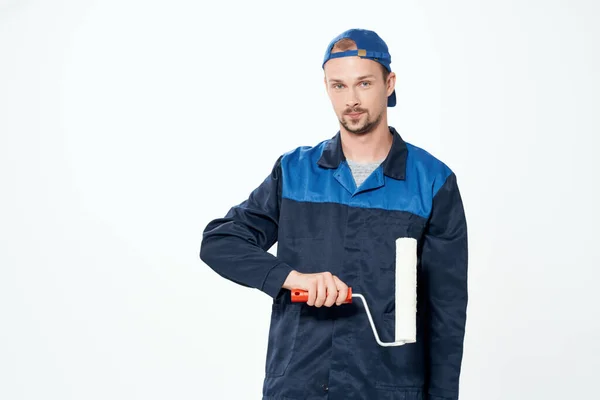 Man i arbete enhetlig väggmålning reparation — Stockfoto