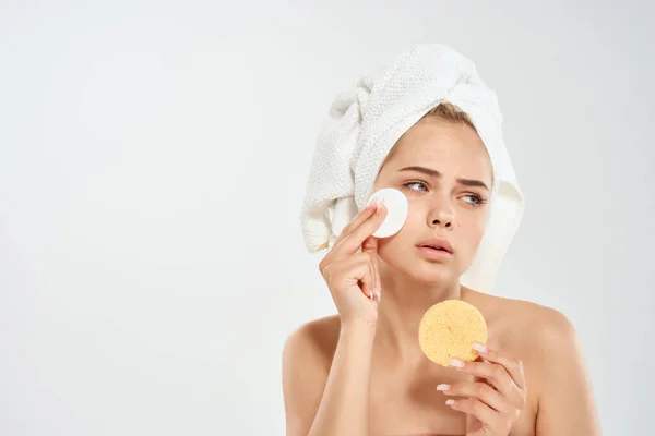 Bella donna con spalle nude cotone pad pelle pulita stile di vita acne — Foto Stock