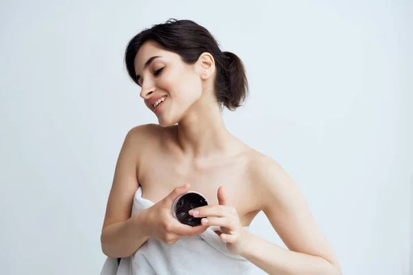 Donna dopo la doccia crema cura della pelle salute — Foto Stock
