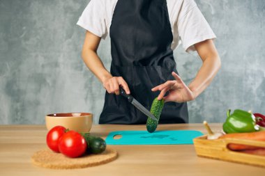 Evde kadın yemeği pişir vejetaryen yemek kesme tahtası