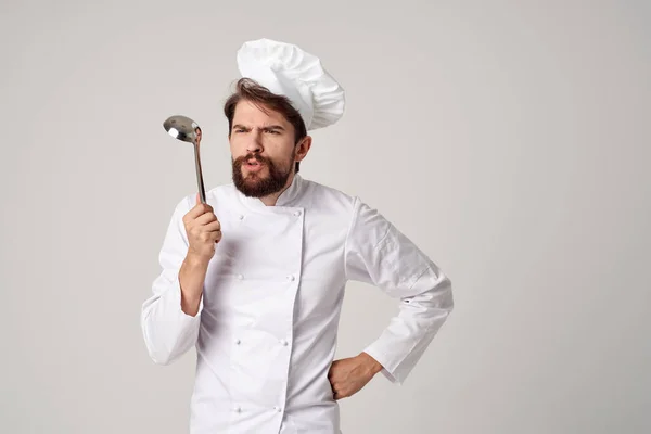 Cheerful chef com uma concha em suas mãos está tentando comida restaurante gourmet — Fotografia de Stock
