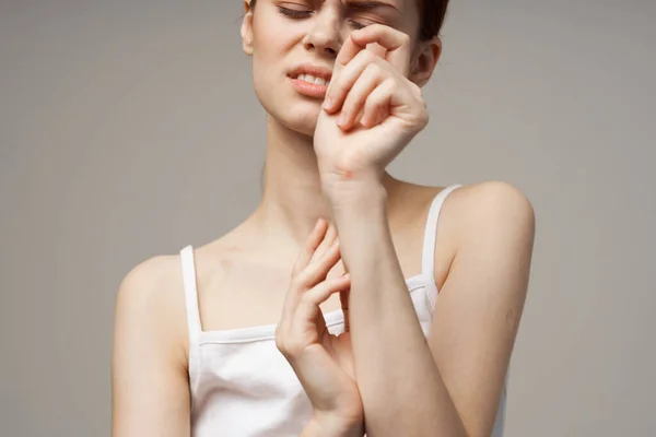 Verärgerte Frau Armschmerzen Arthritis chronische Krankheit isoliert Hintergrund — Stockfoto